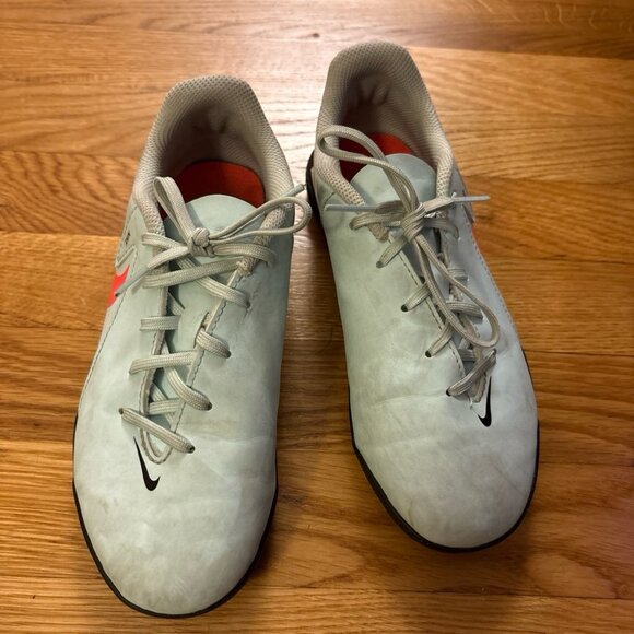 Nike Phantom GX 2 Club soccer cleats girls size 3Y Turf Low-Top Soccer Shoes - Picture 2 of 3